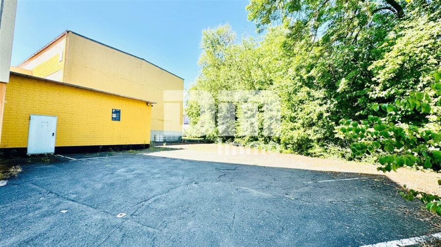 Vielseitiges Gewerbeensemble mit Entwicklungspotenzial in strategischer Lage von Vellmar - Rückansicht + Parkflächen Hinteres Lagergebäude